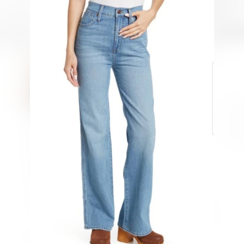 Madewell 11 inch Rise Flare Jeans 32 inch Inseam 28 inch waist Great Light Wash